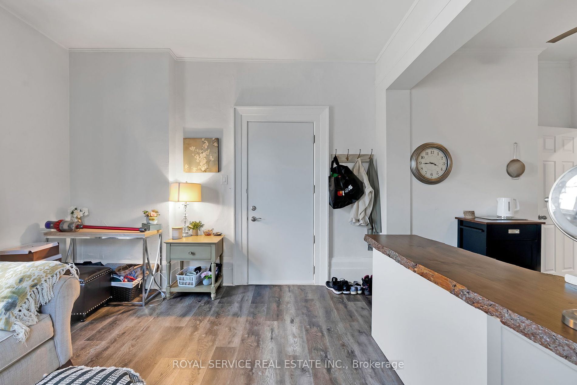 8 Wellington St