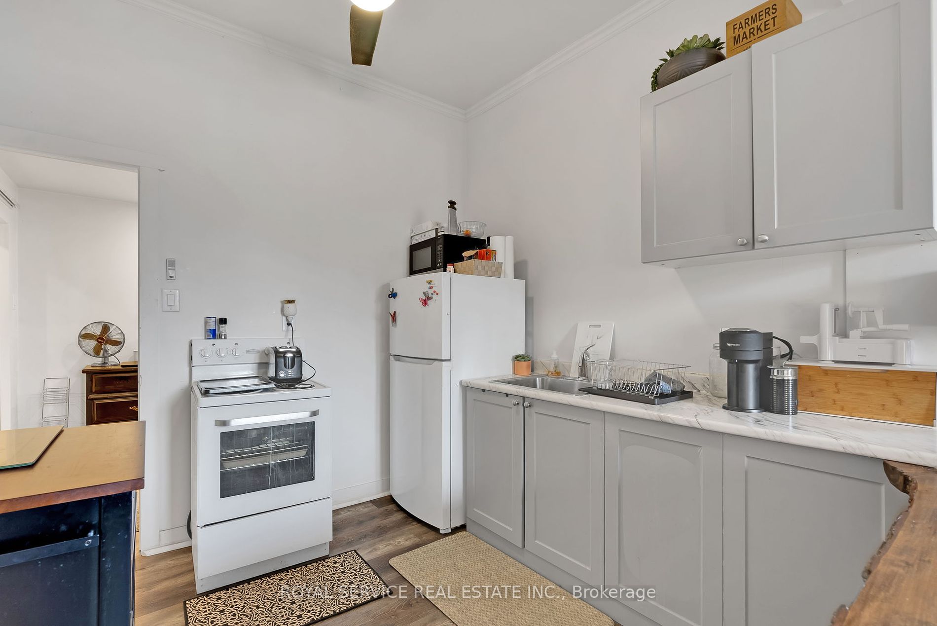 8 Wellington St