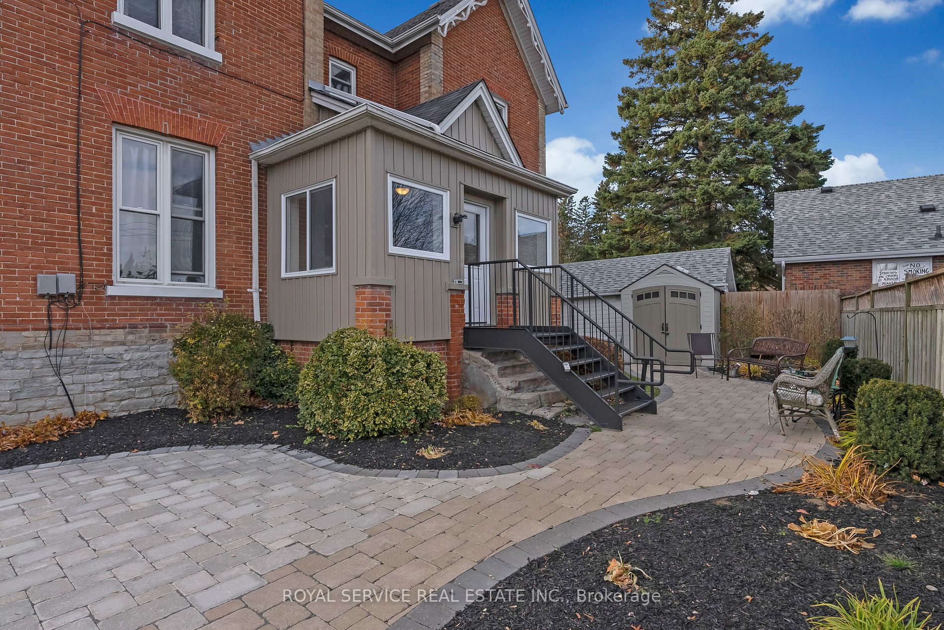 8 Wellington St