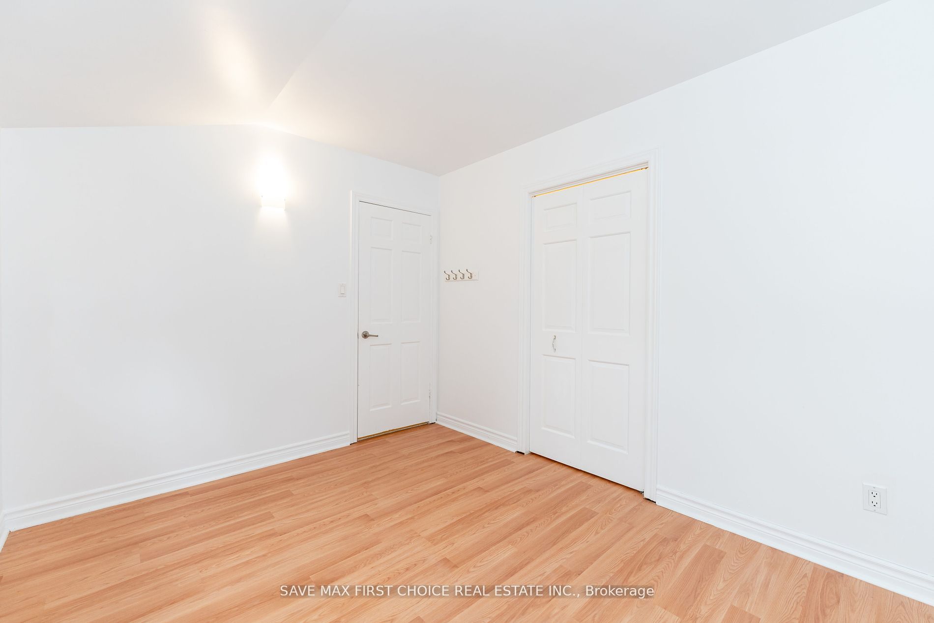 180 Columbus Rd W