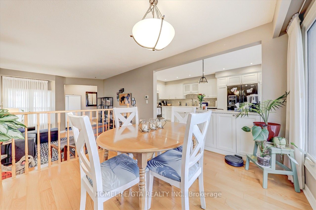 1010 Rowntree Cres
