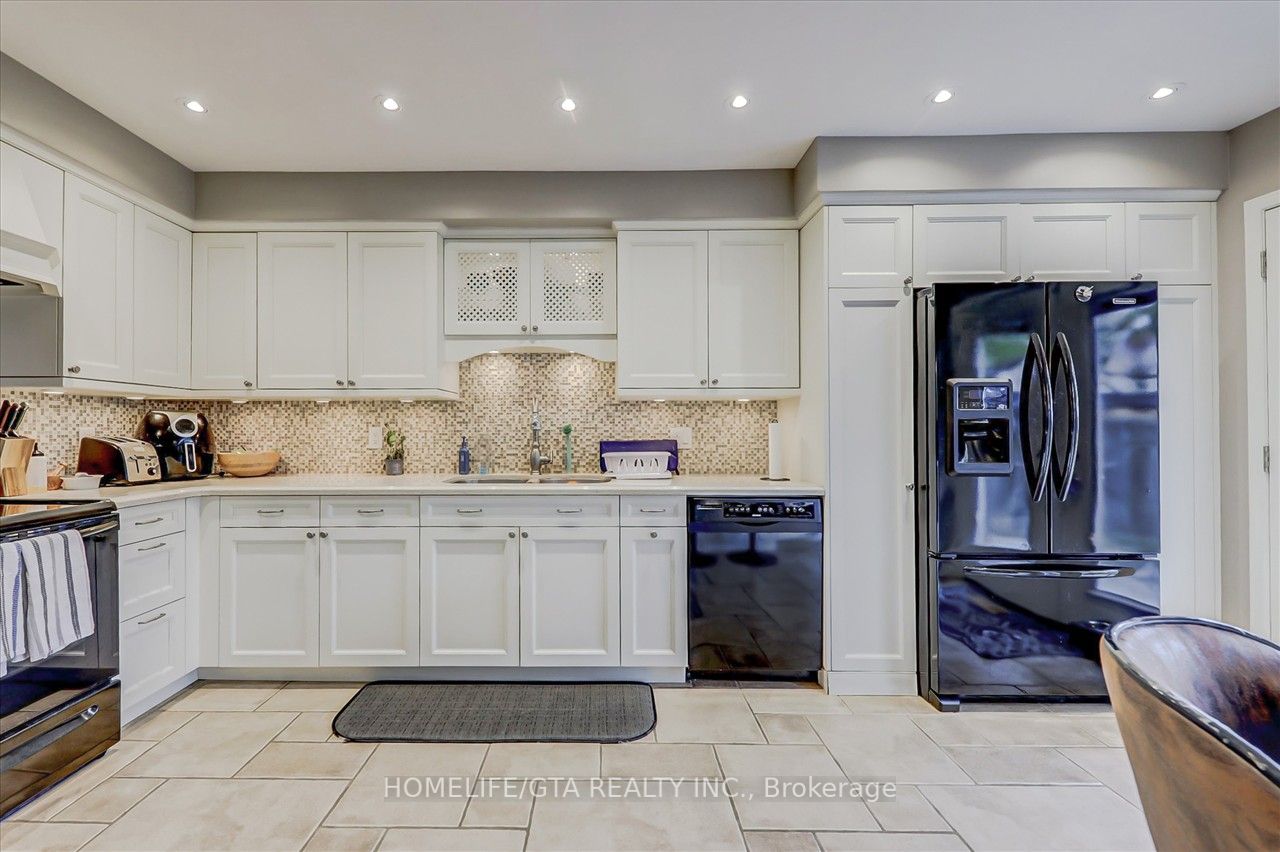 1010 Rowntree Cres