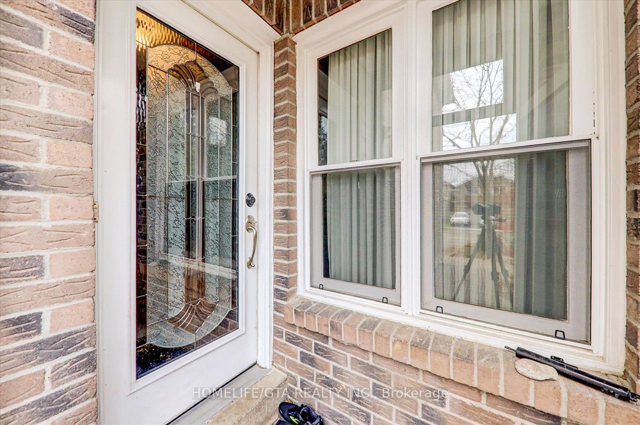 1010 Rowntree Cres