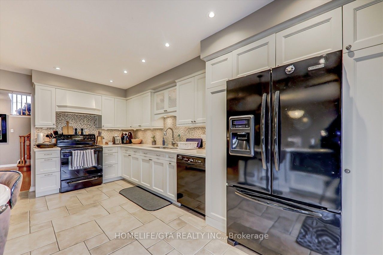 1010 Rowntree Cres