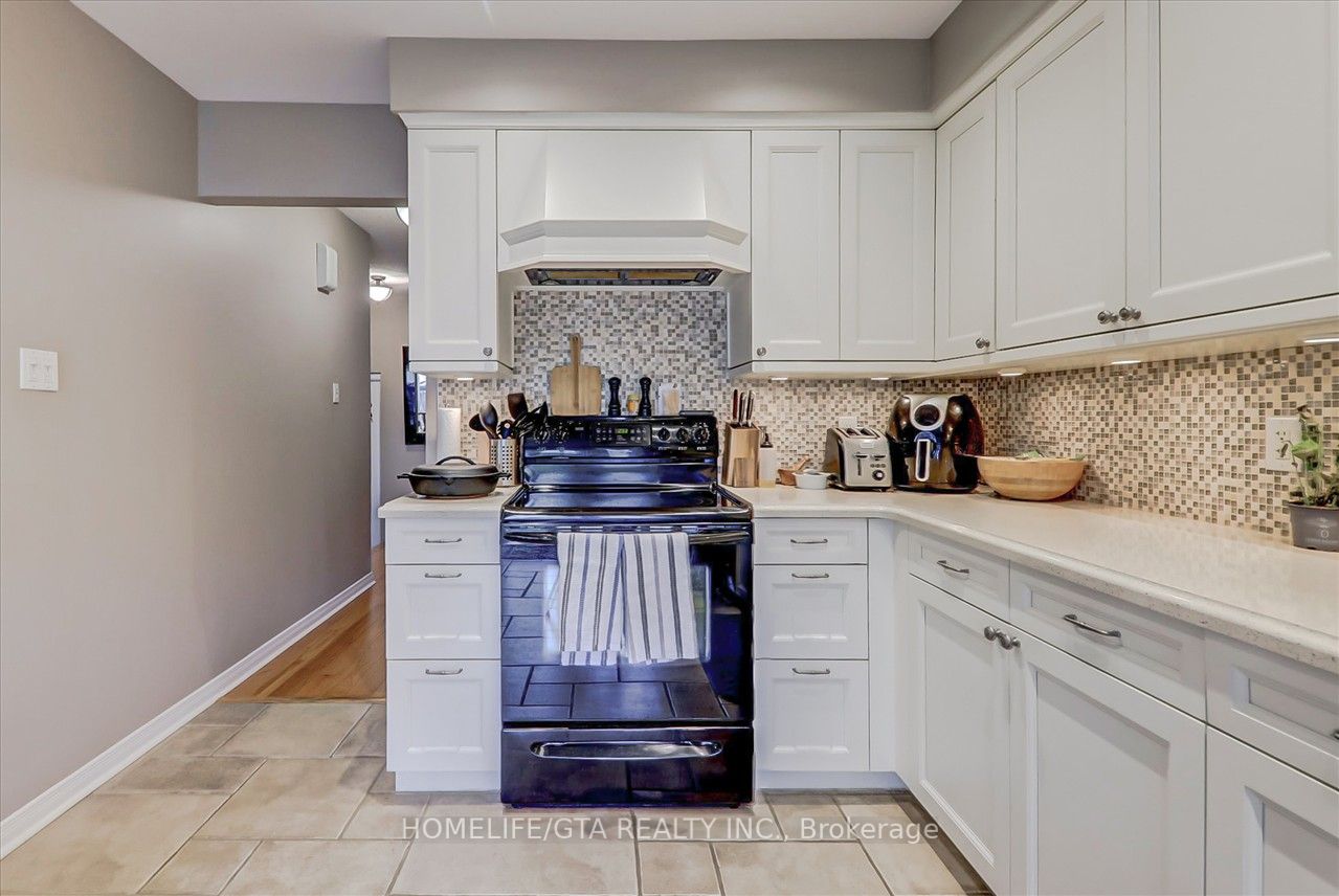 1010 Rowntree Cres