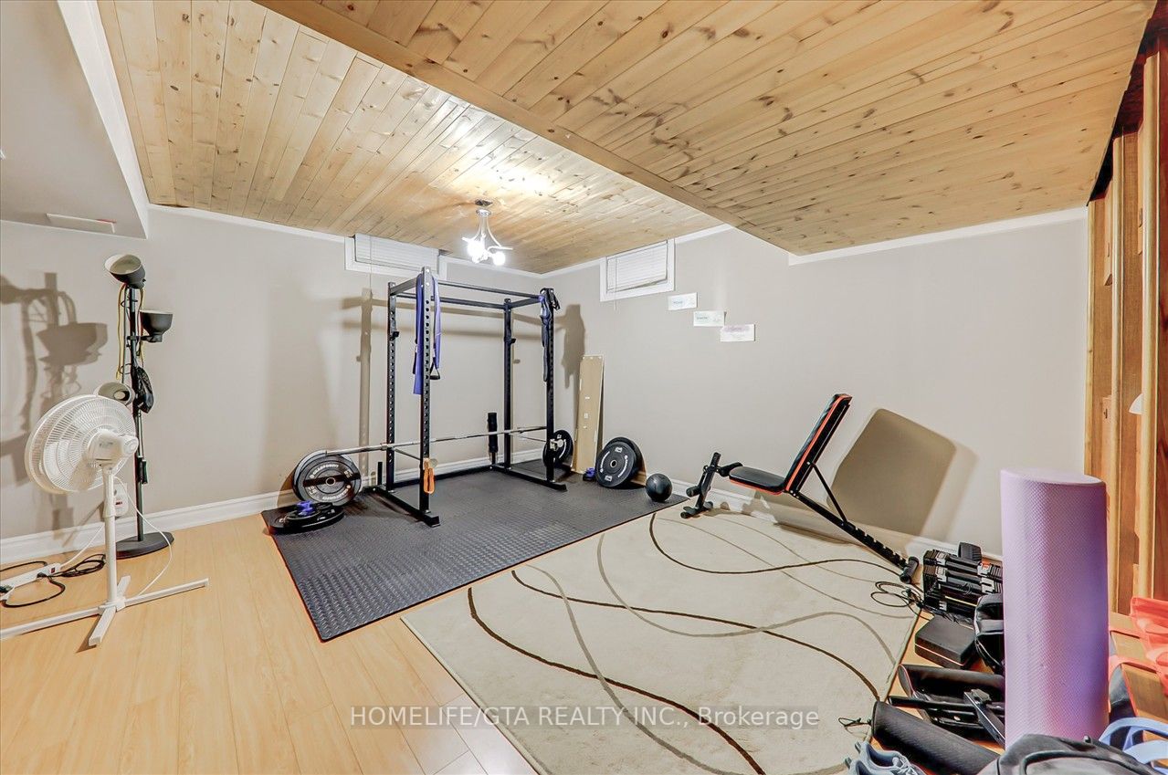 1010 Rowntree Cres