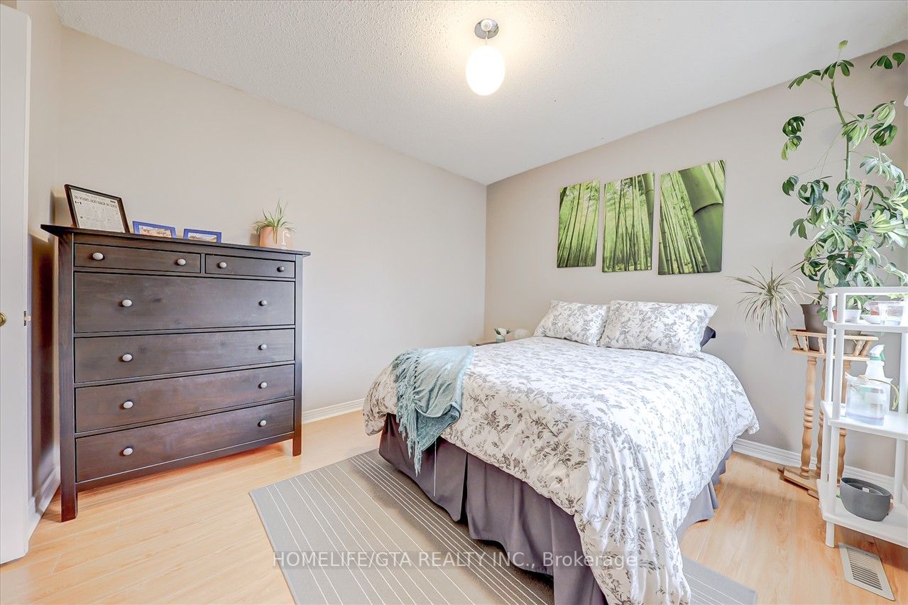 1010 Rowntree Cres