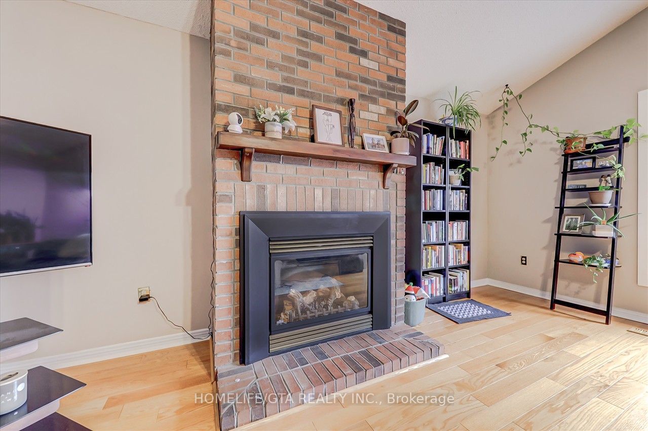 1010 Rowntree Cres
