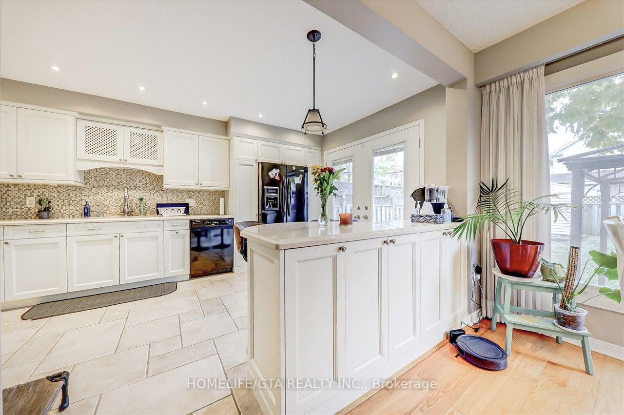 1010 Rowntree Cres