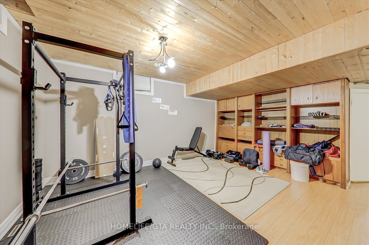 1010 Rowntree Cres
