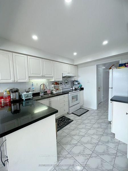 32 Staverton Crt E