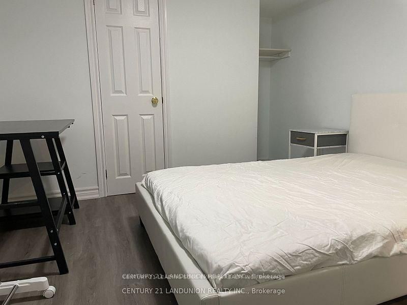 32 Staverton Crt E