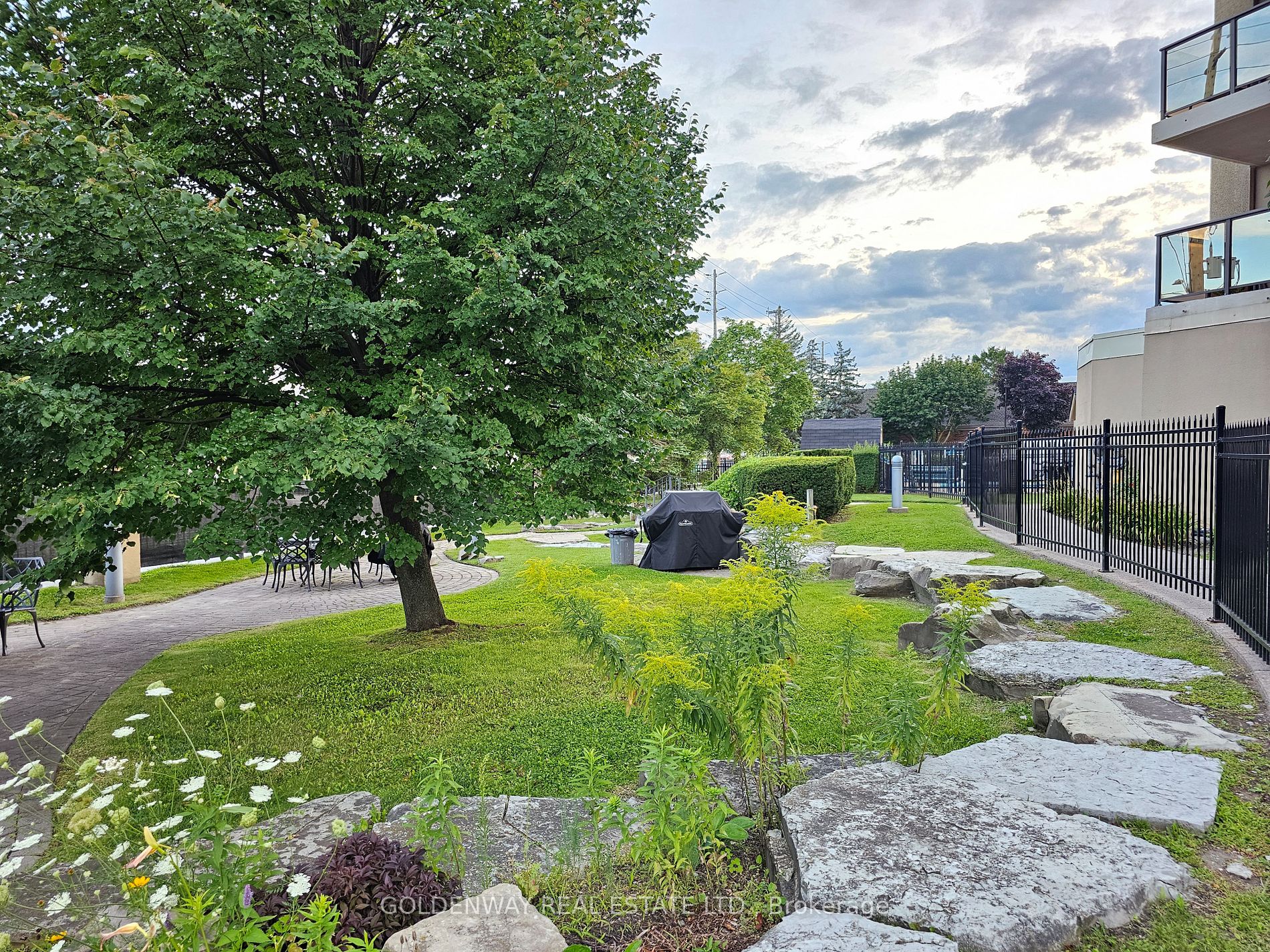 2 Westney Rd N, #1204