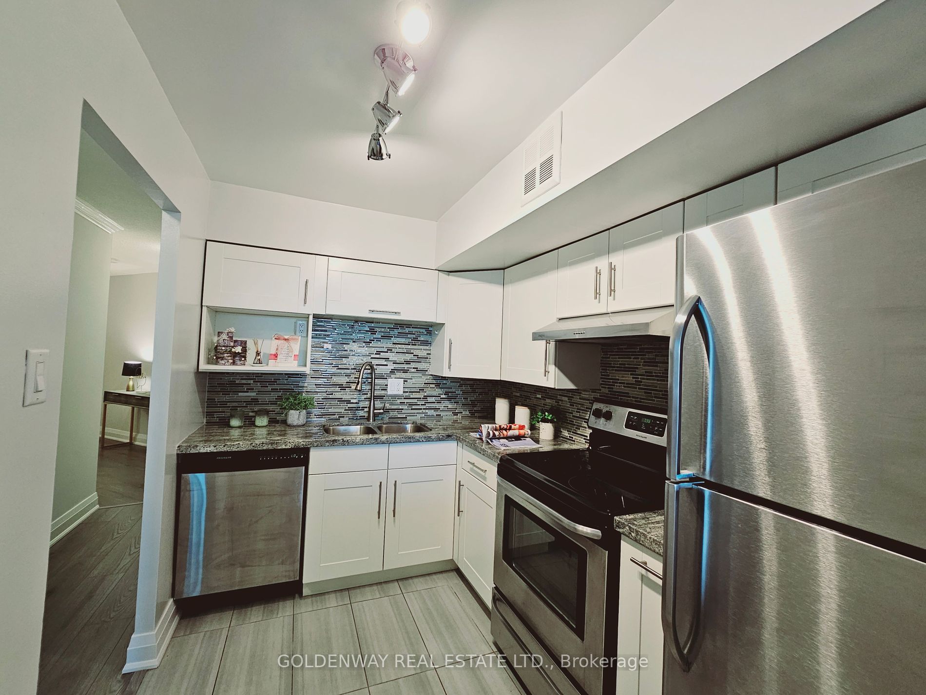 2 Westney Rd N, #1204