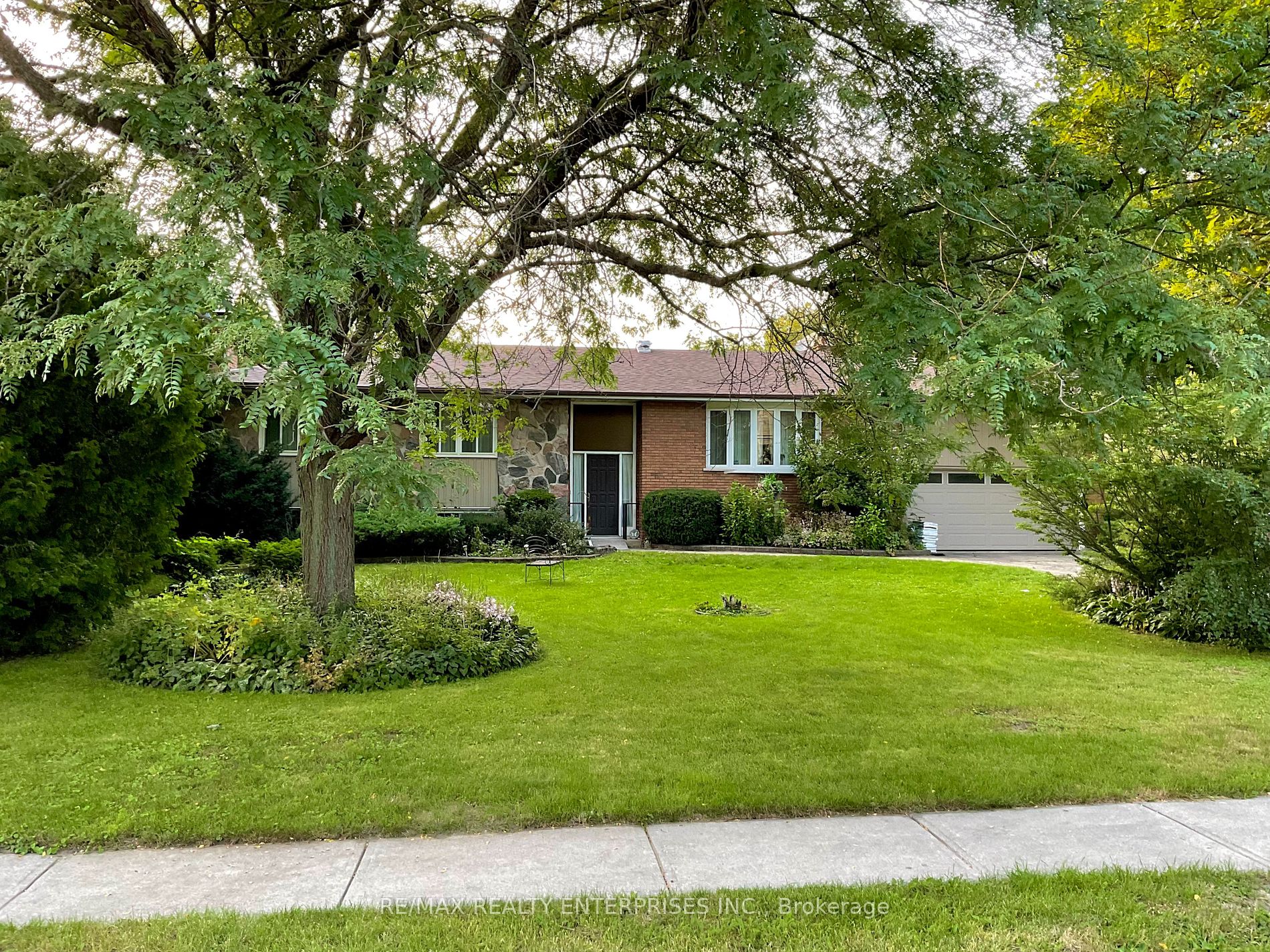 52 Columbus Road E