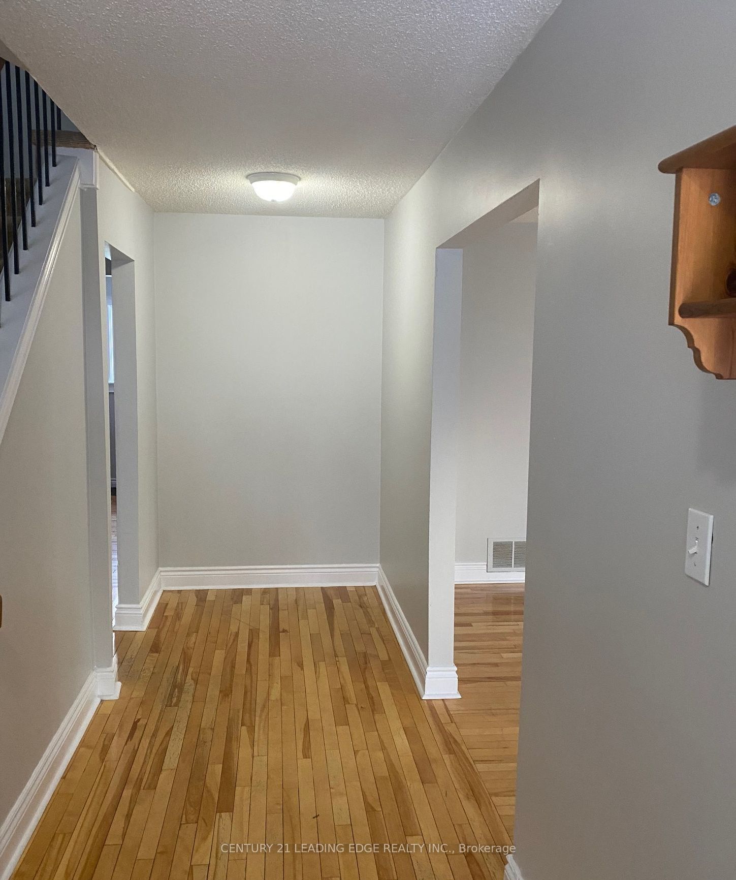 1233 Canborough Cres