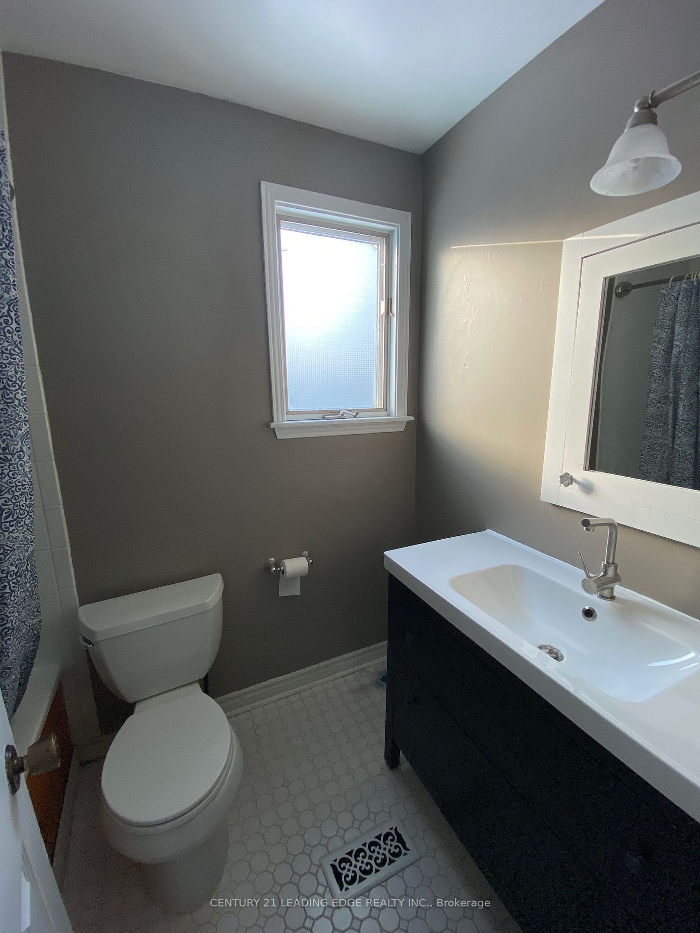 1233 Canborough Cres