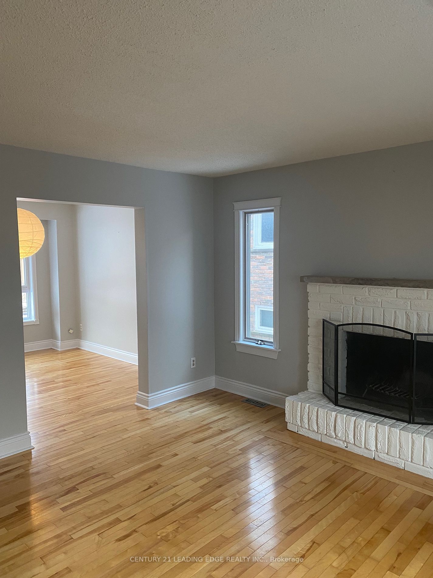 1233 Canborough Cres