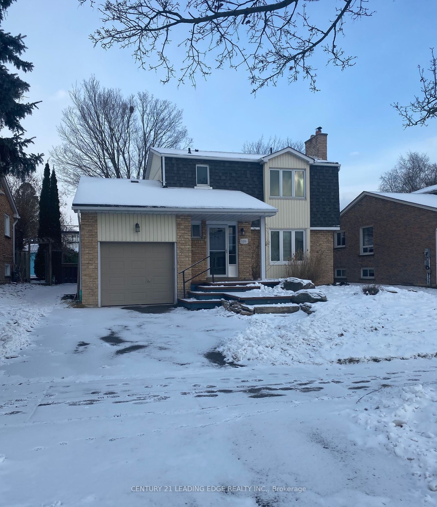 1233 Canborough Cres