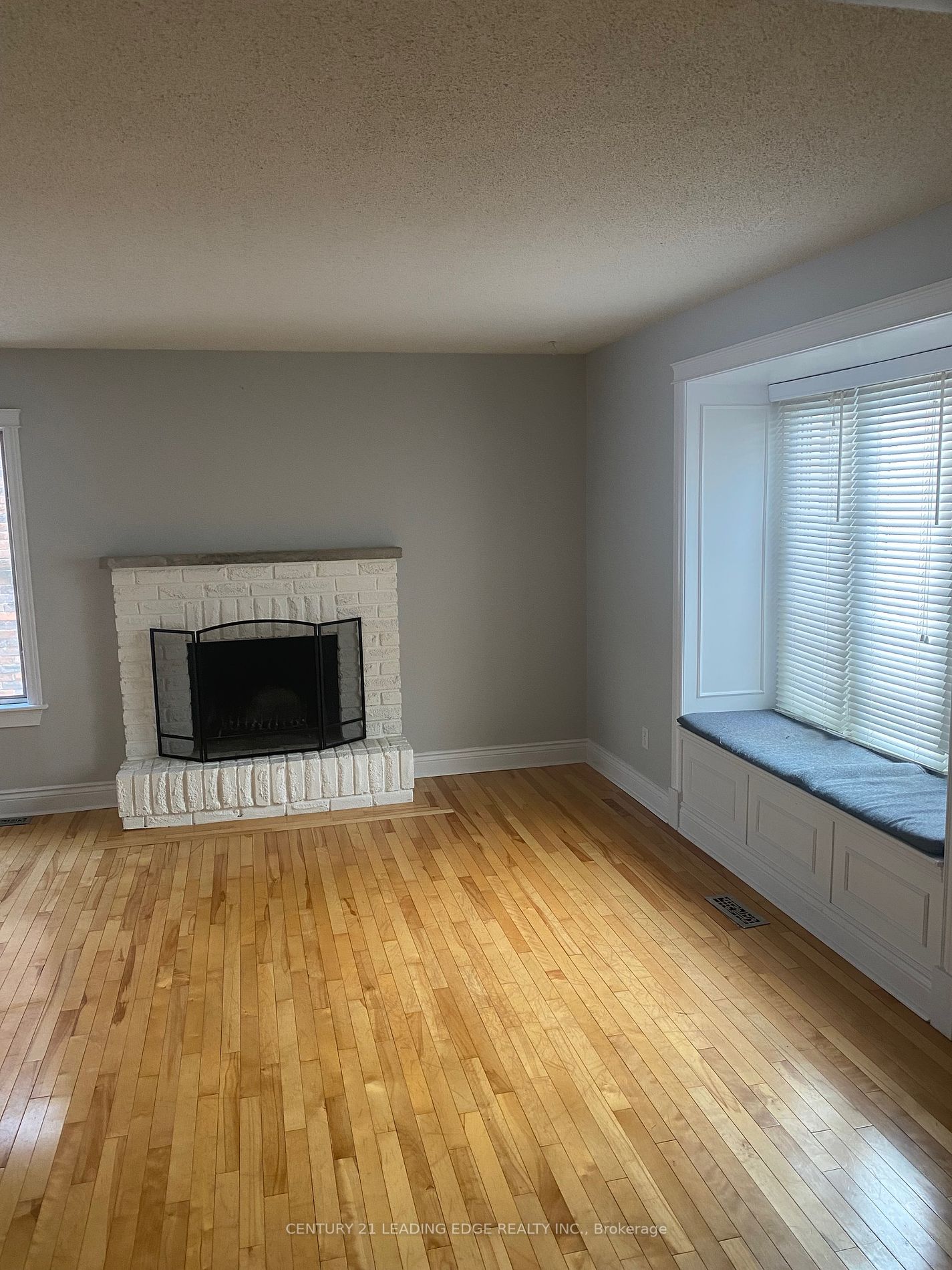 1233 Canborough Cres