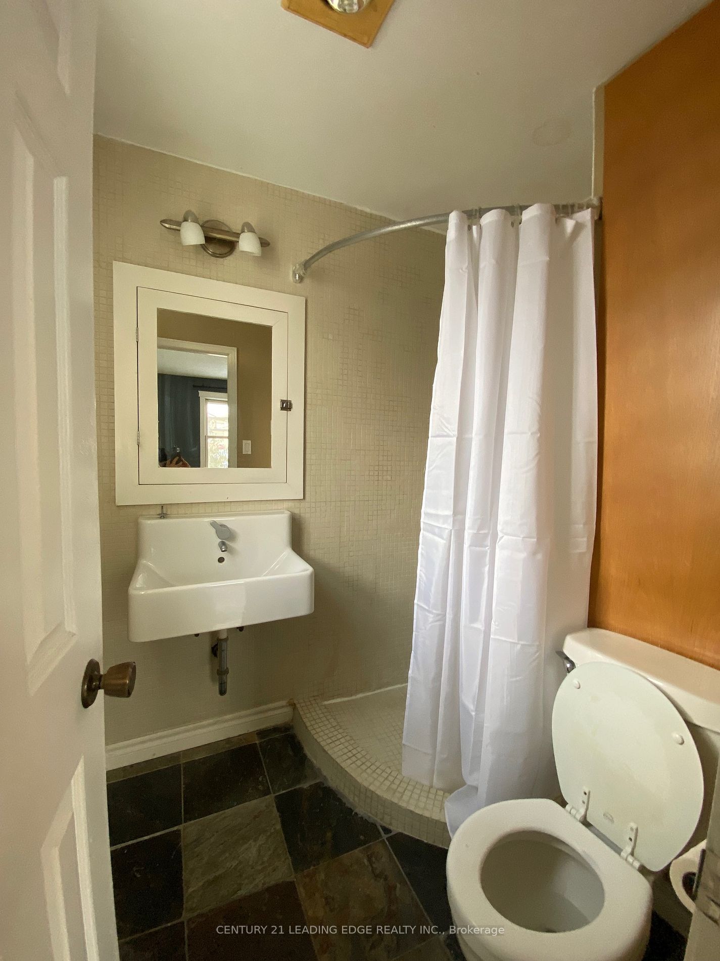 1233 Canborough Cres