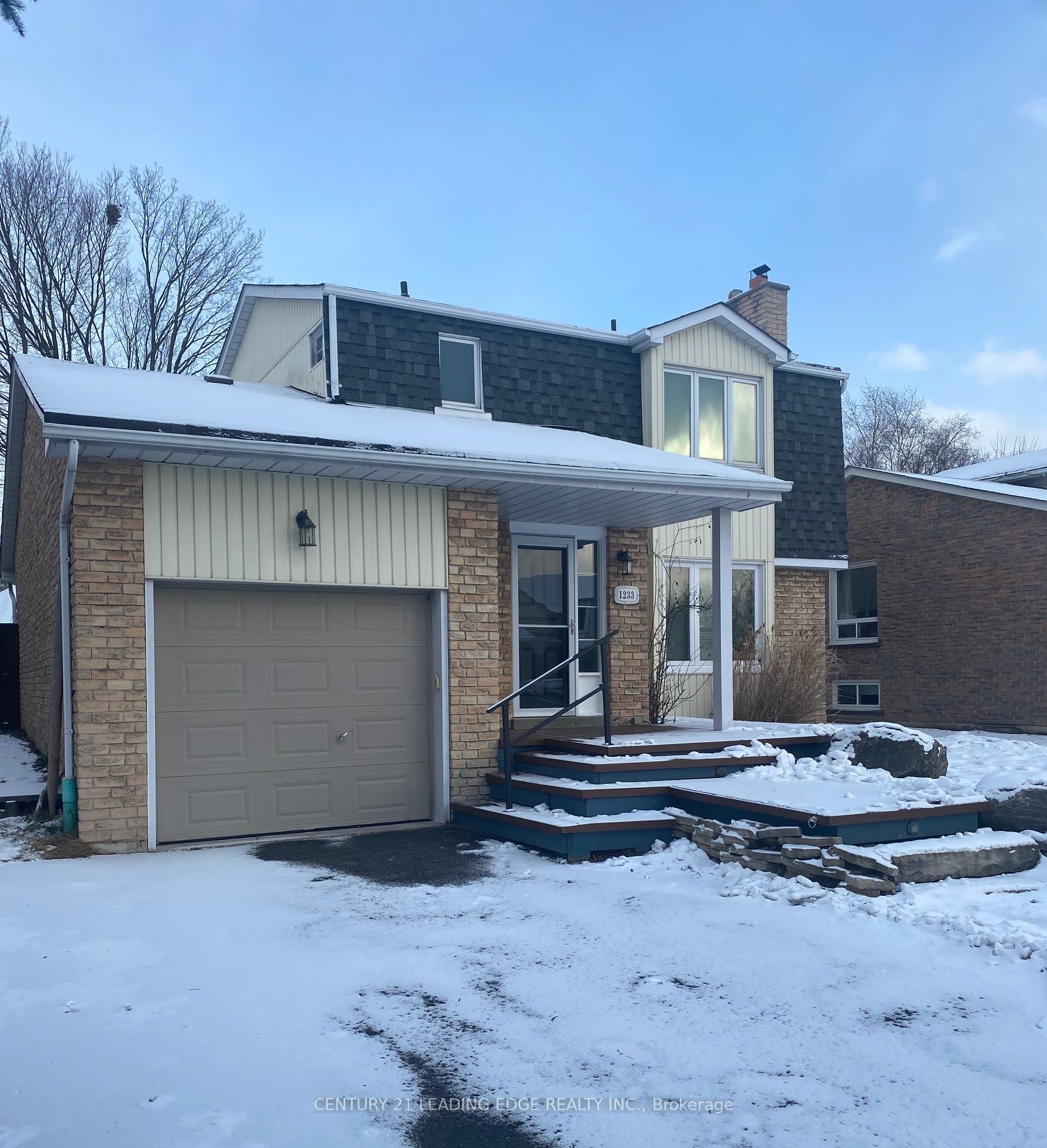 1233 Canborough Cres