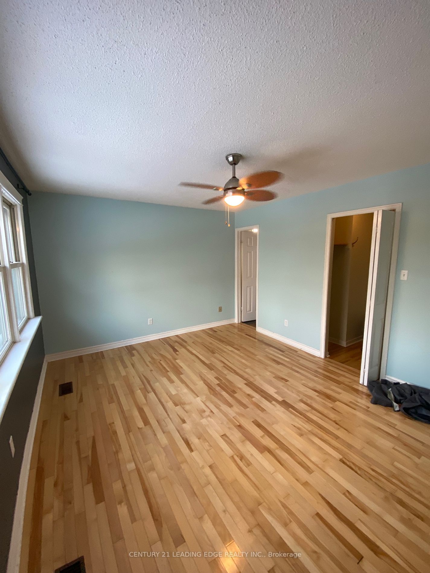 1233 Canborough Cres