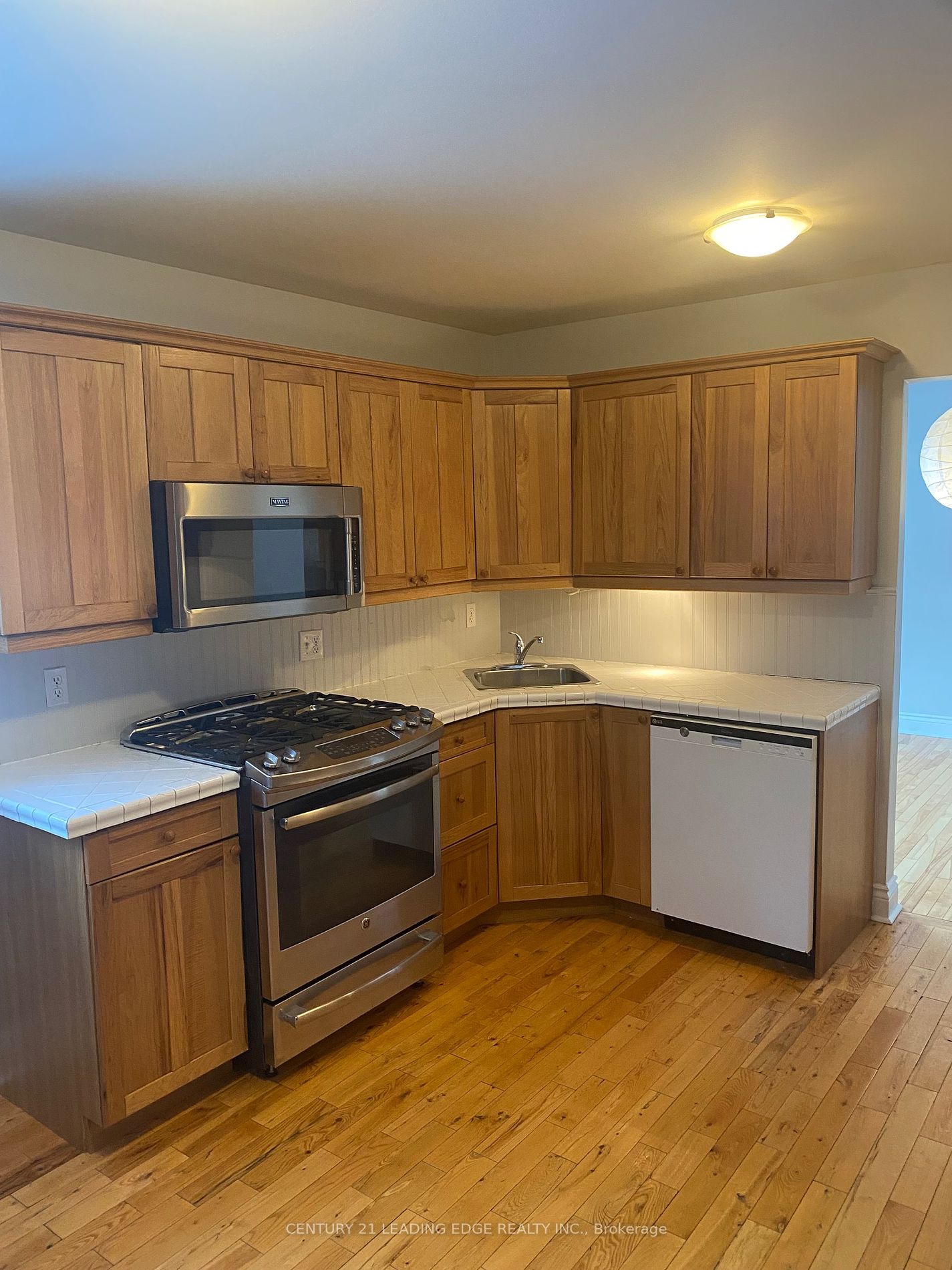 1233 Canborough Cres