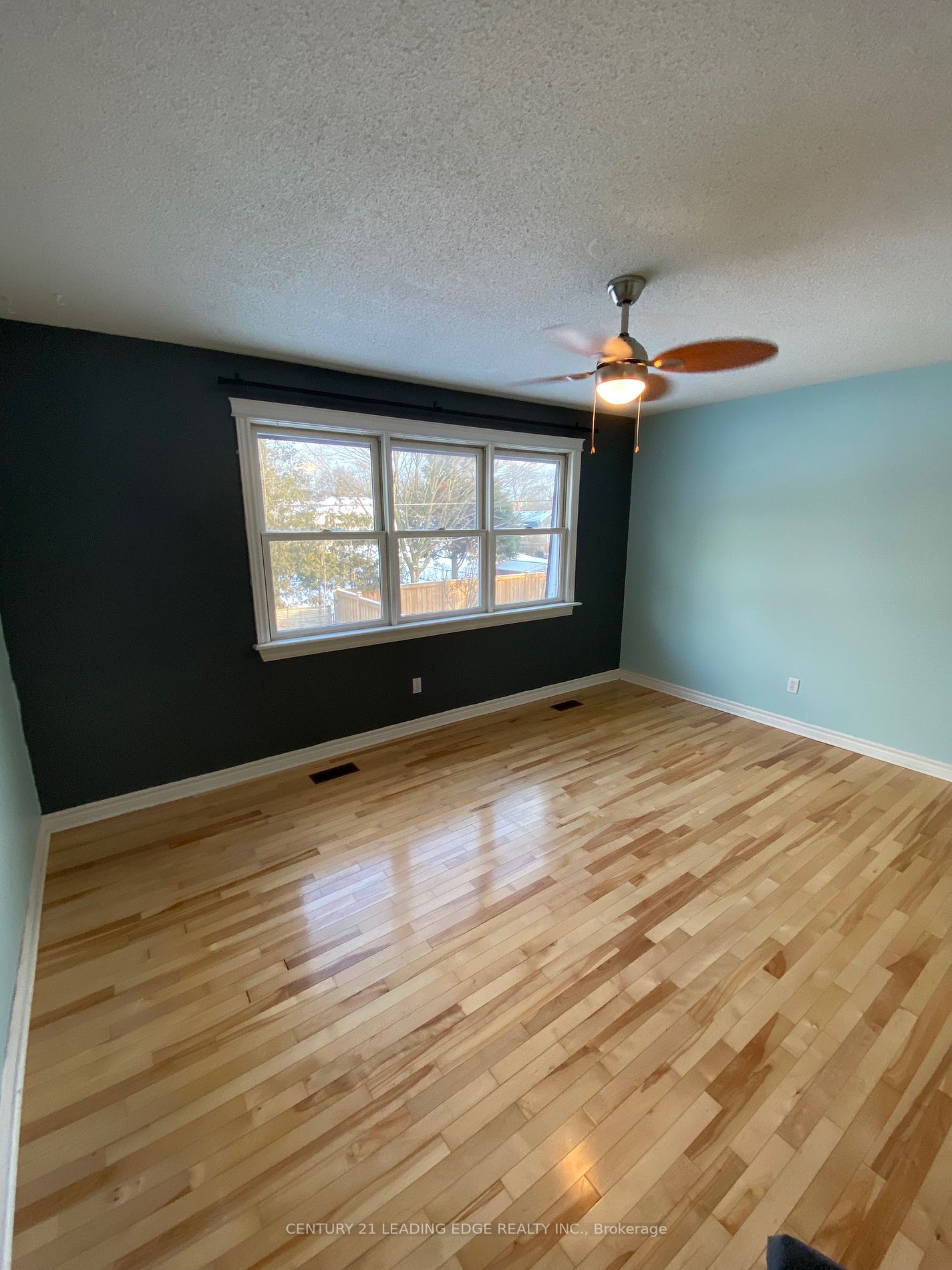 1233 Canborough Cres