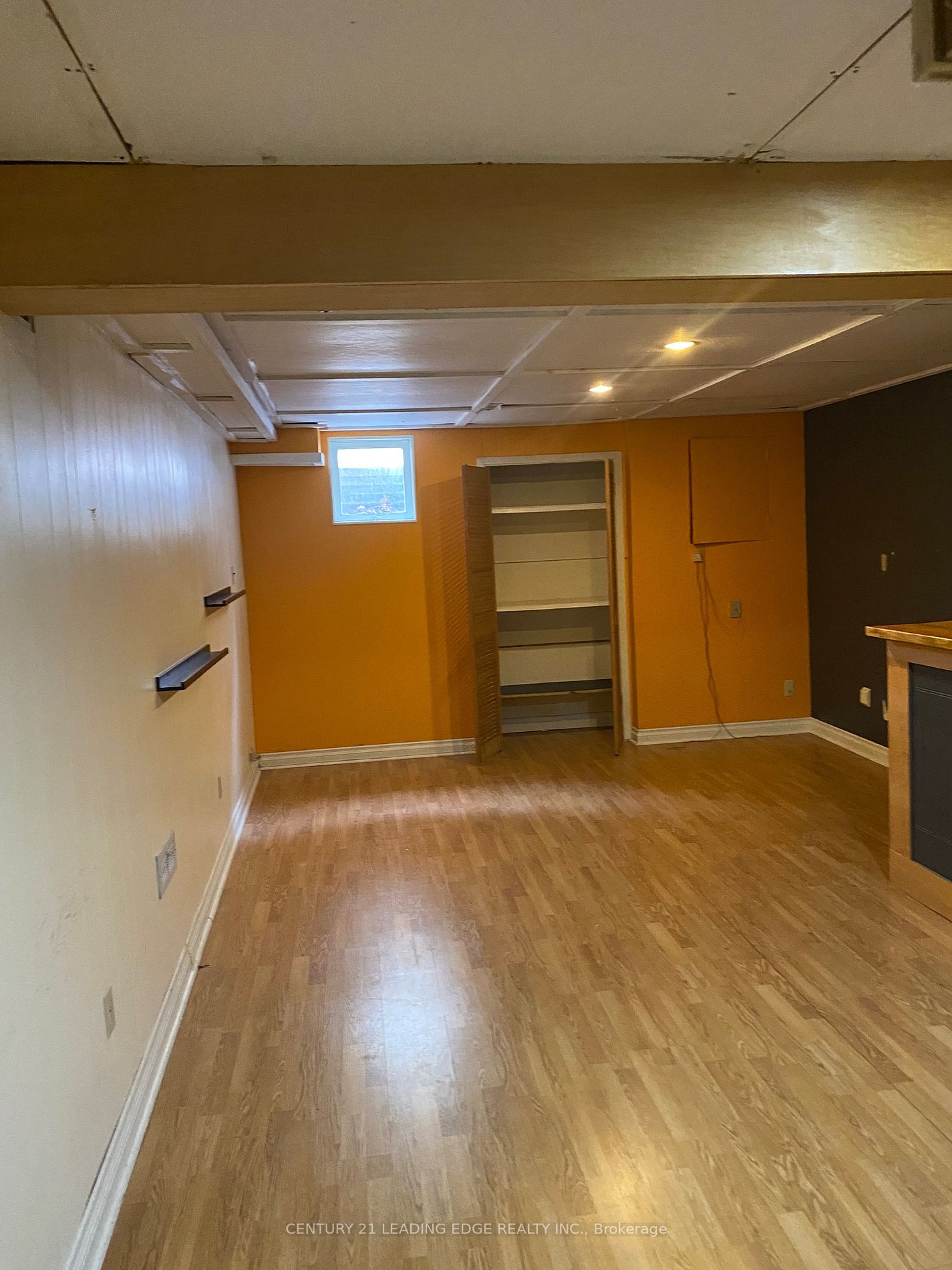 1233 Canborough Cres