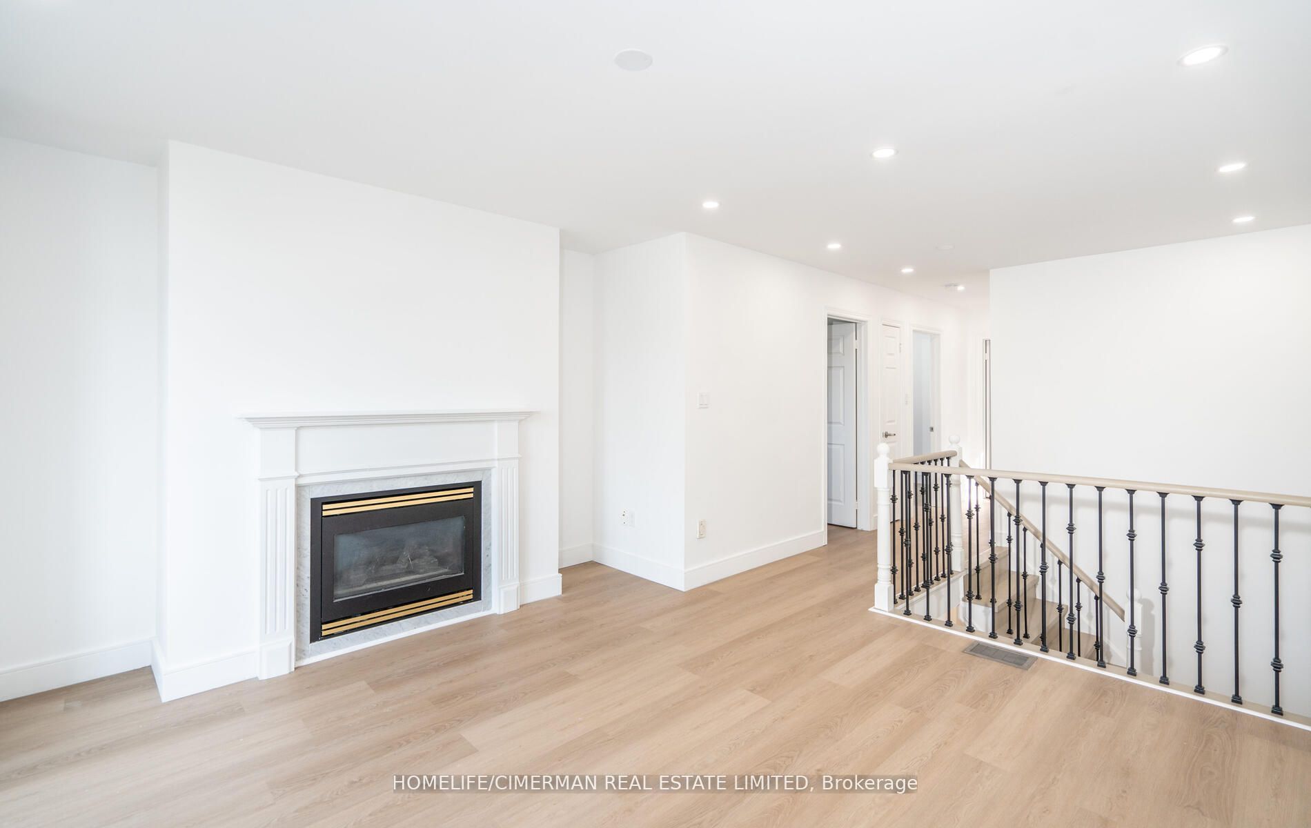4 Brownstone Cres