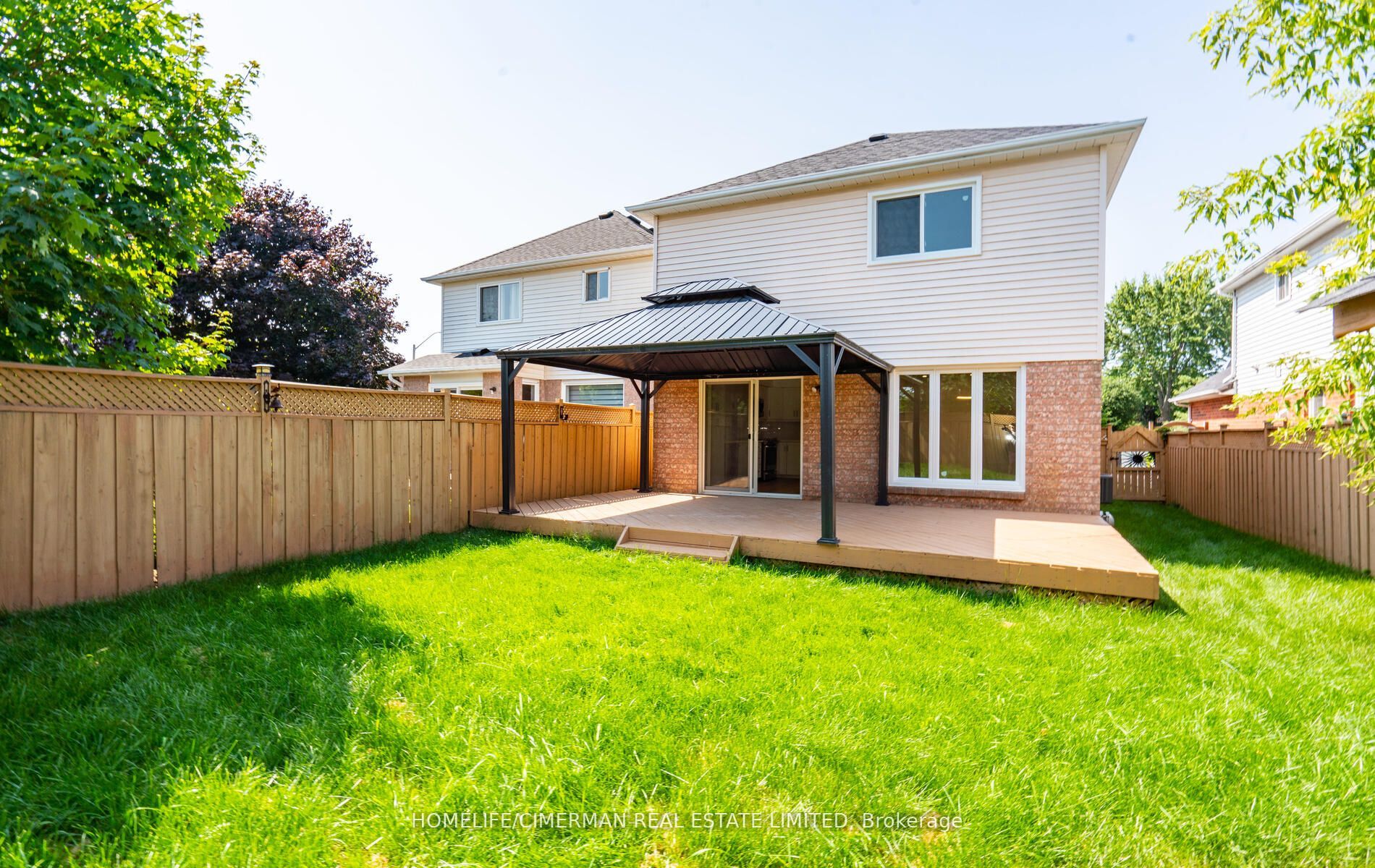 4 Brownstone Cres