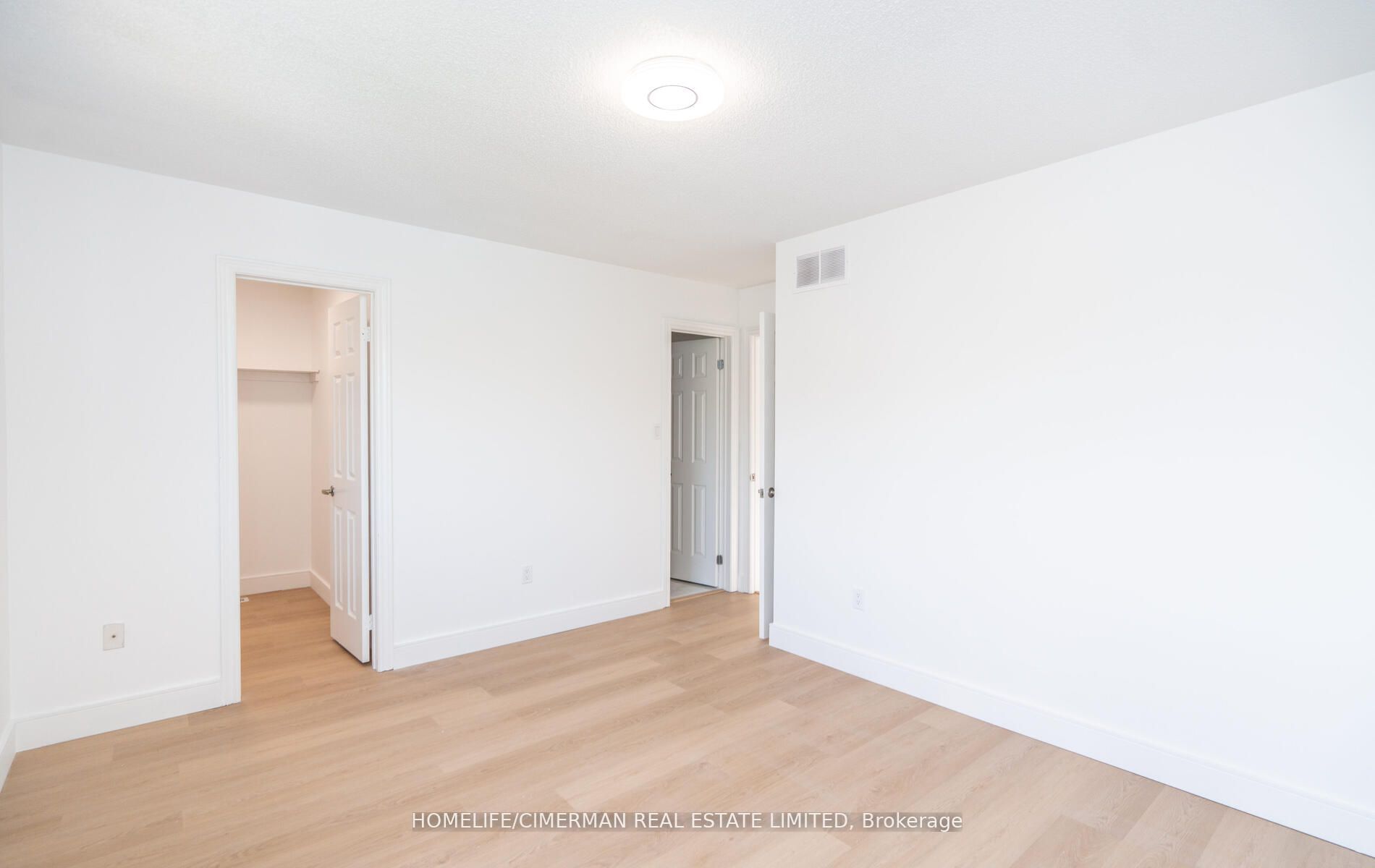 4 Brownstone Cres