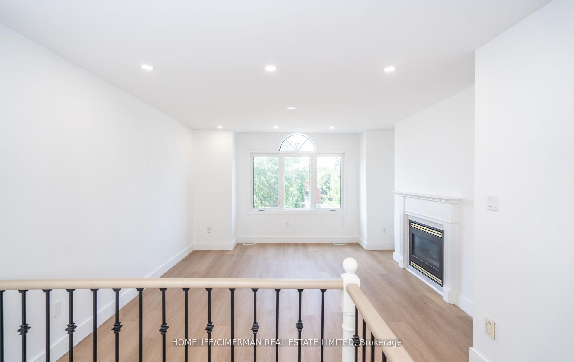 4 Brownstone Cres