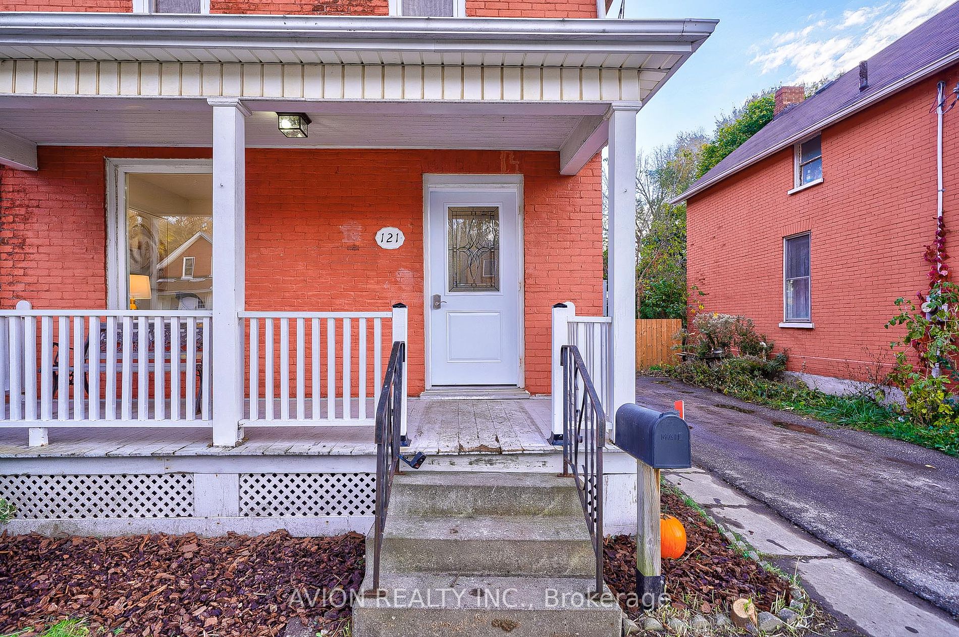121 Stacey Ave