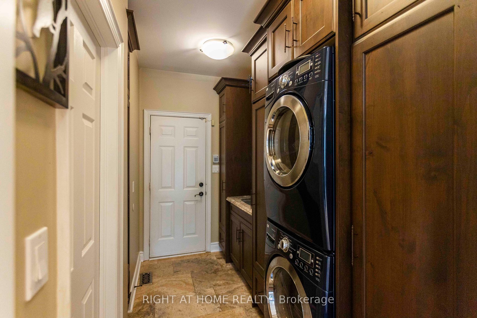 27 Lennon Crt