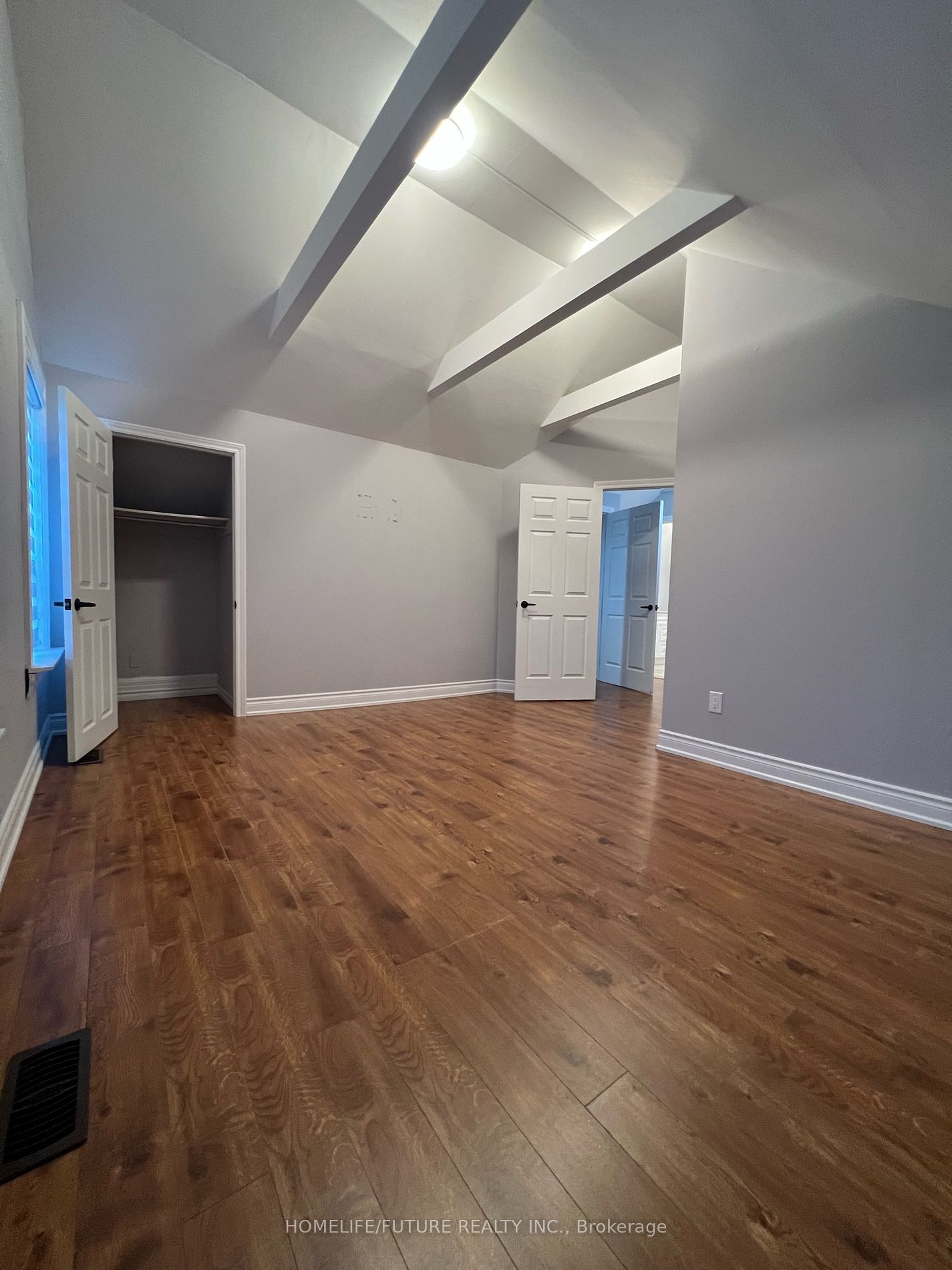 11 Hall St