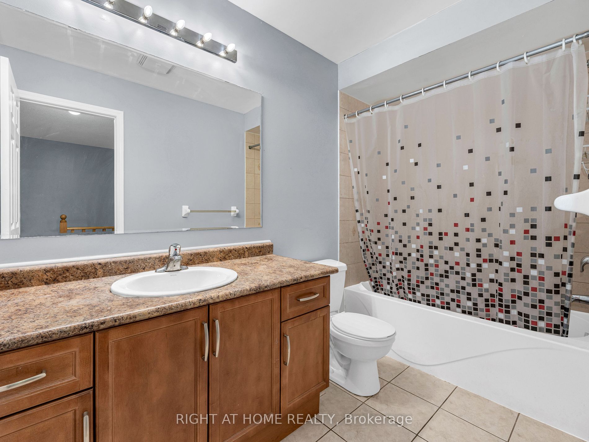 162 Bayly Street W