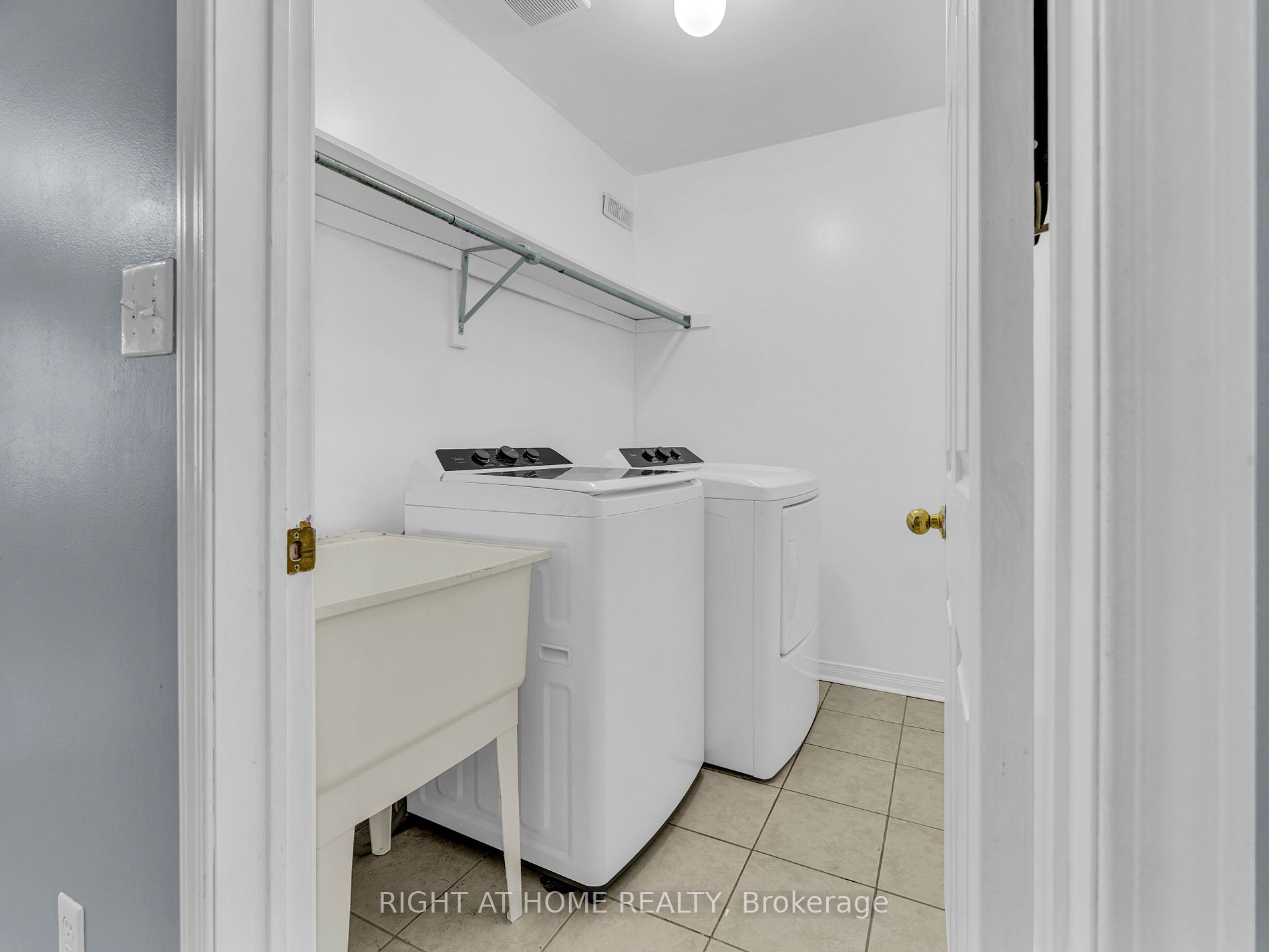 162 Bayly Street W