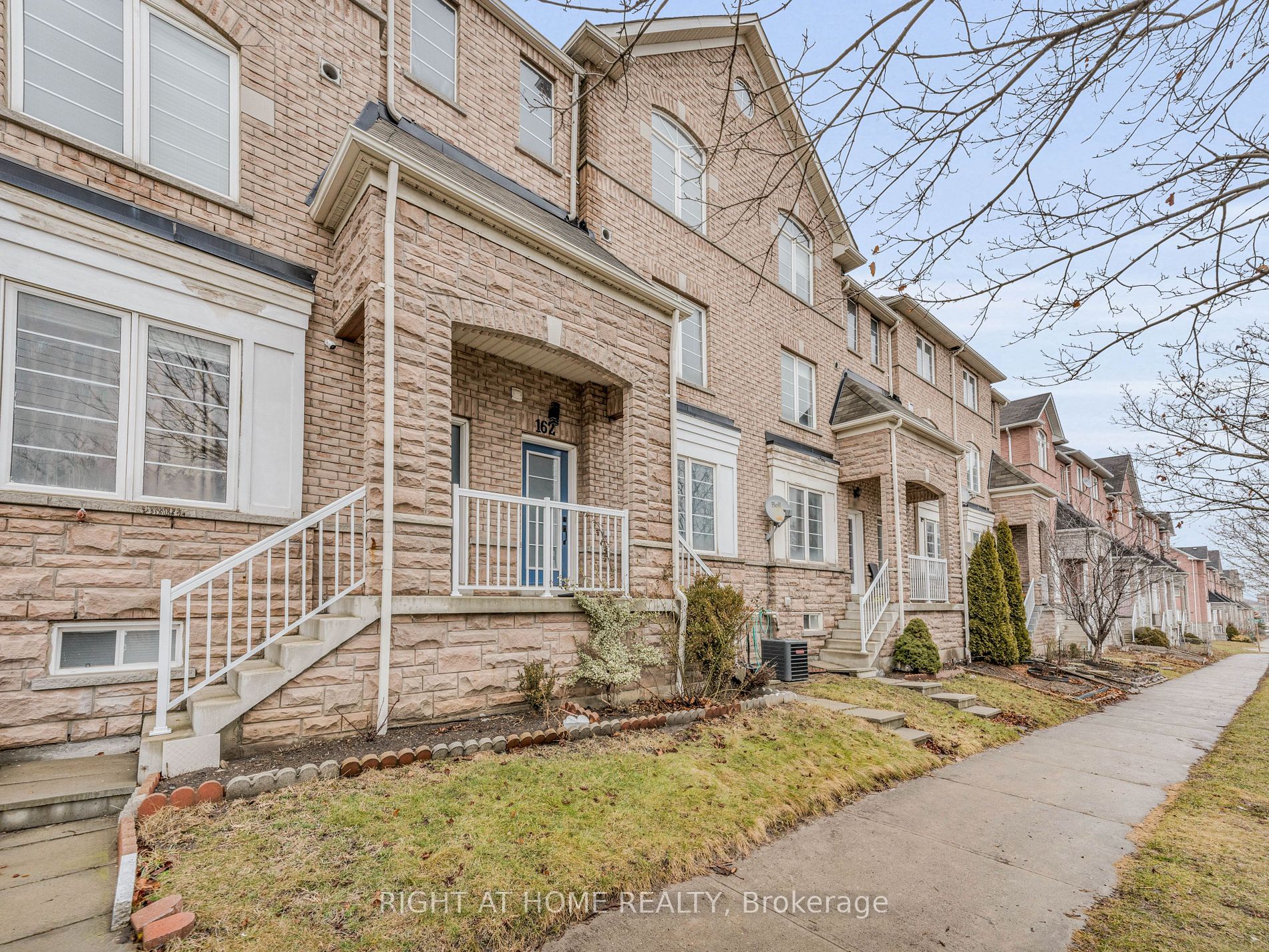 162 Bayly Street W