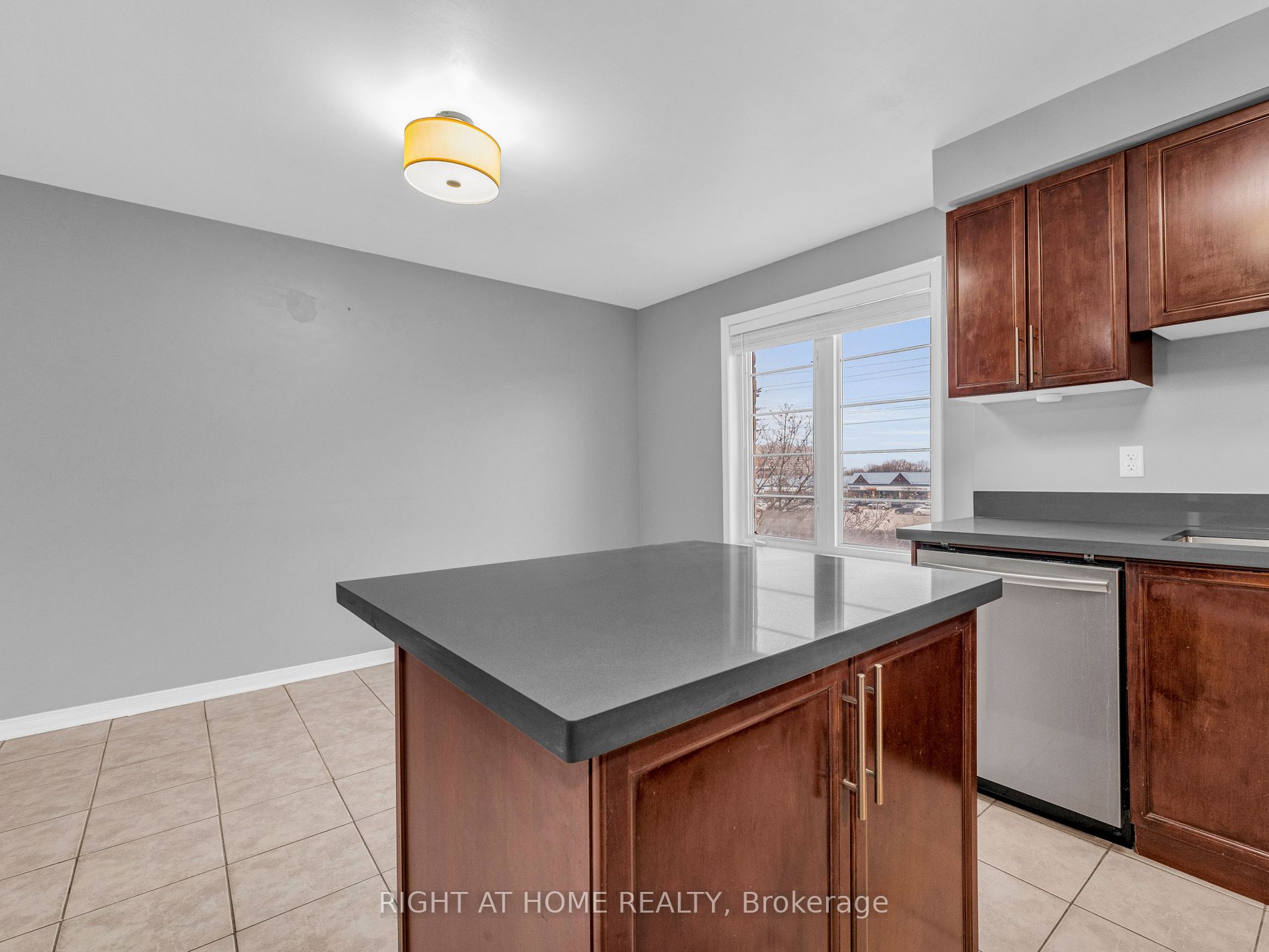 162 Bayly Street W