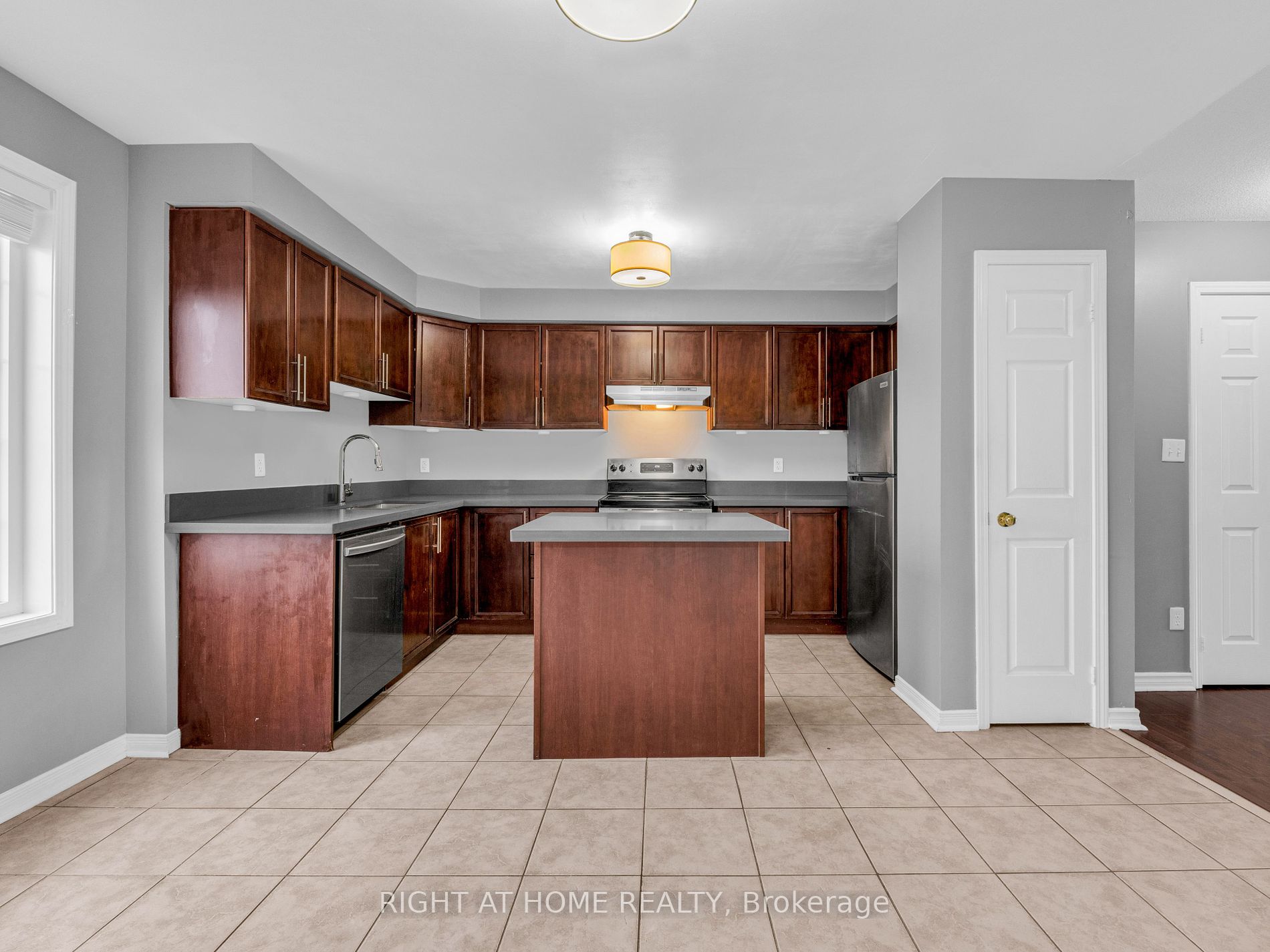 162 Bayly Street W