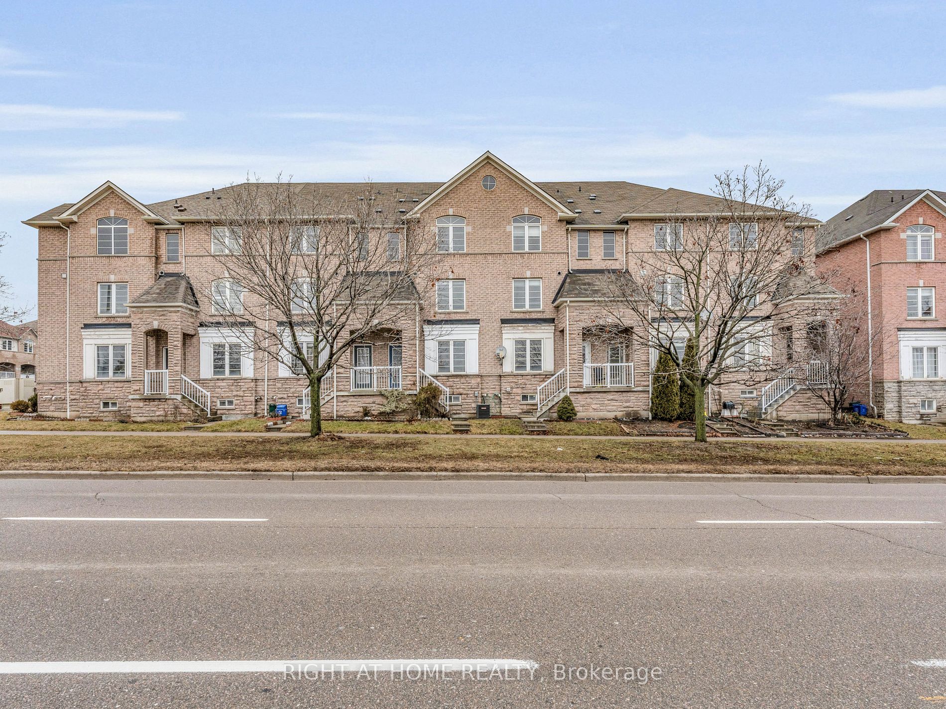 162 Bayly Street W