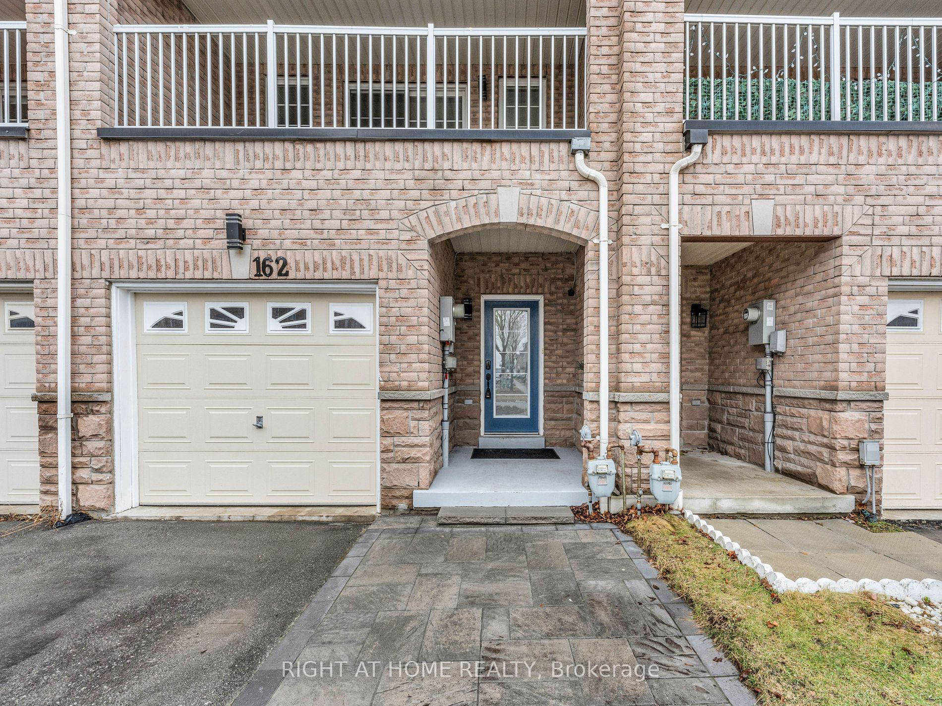 162 Bayly Street W