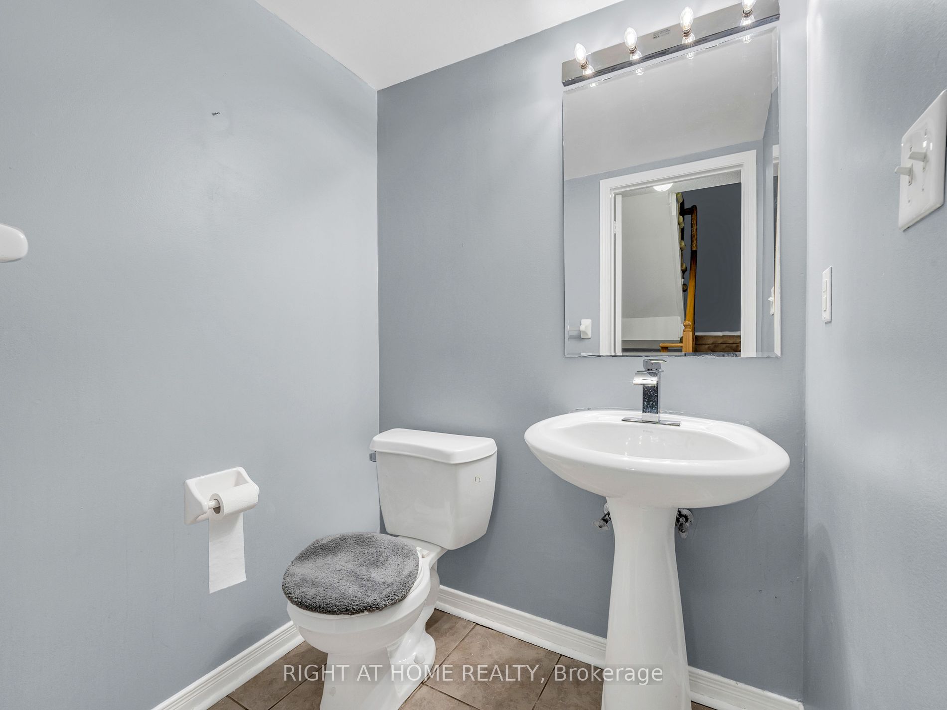 162 Bayly Street W