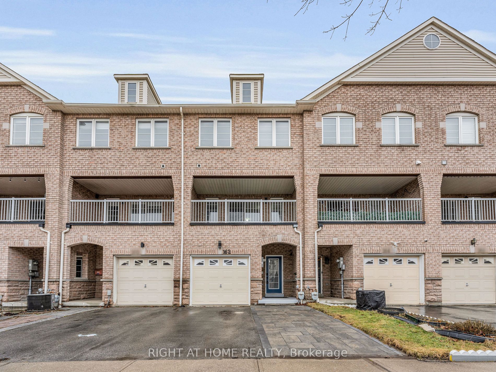 162 Bayly Street W