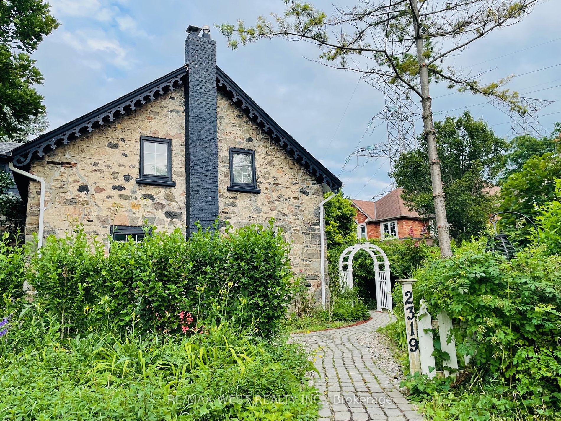 2319 Wildwood Cres