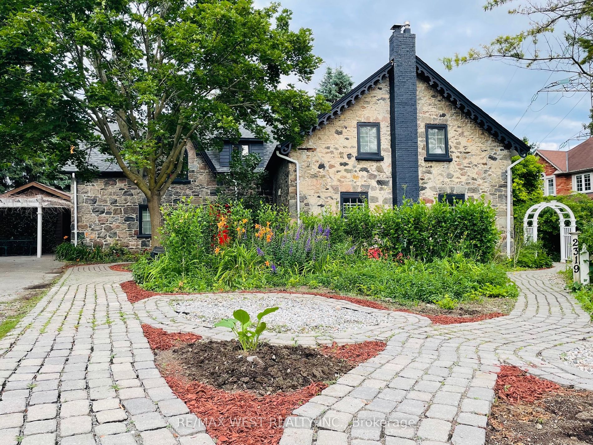 2319 Wildwood Cres