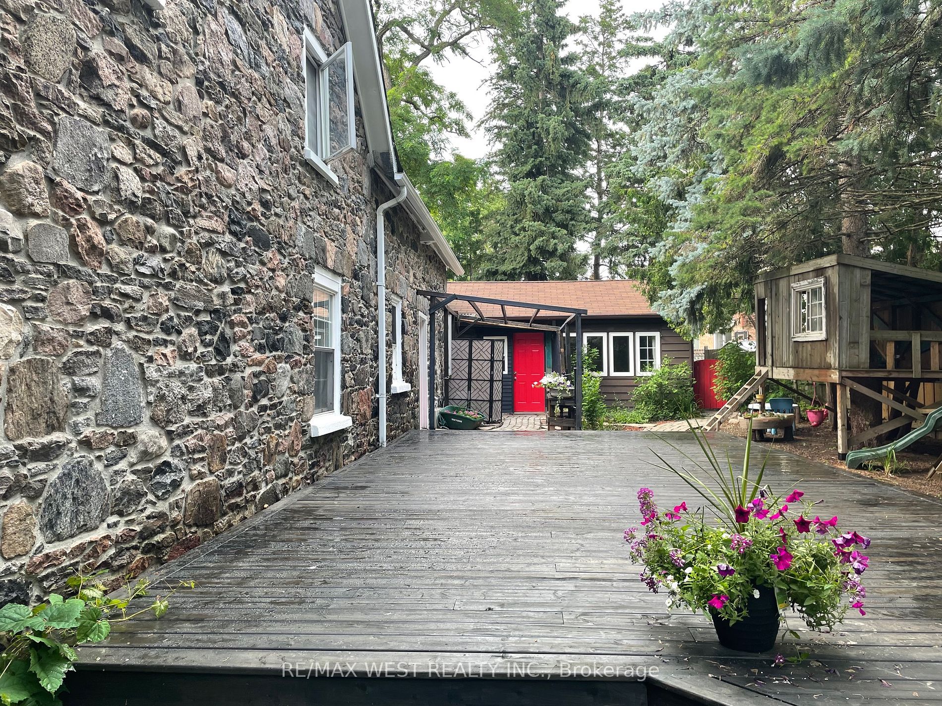 2319 Wildwood Cres