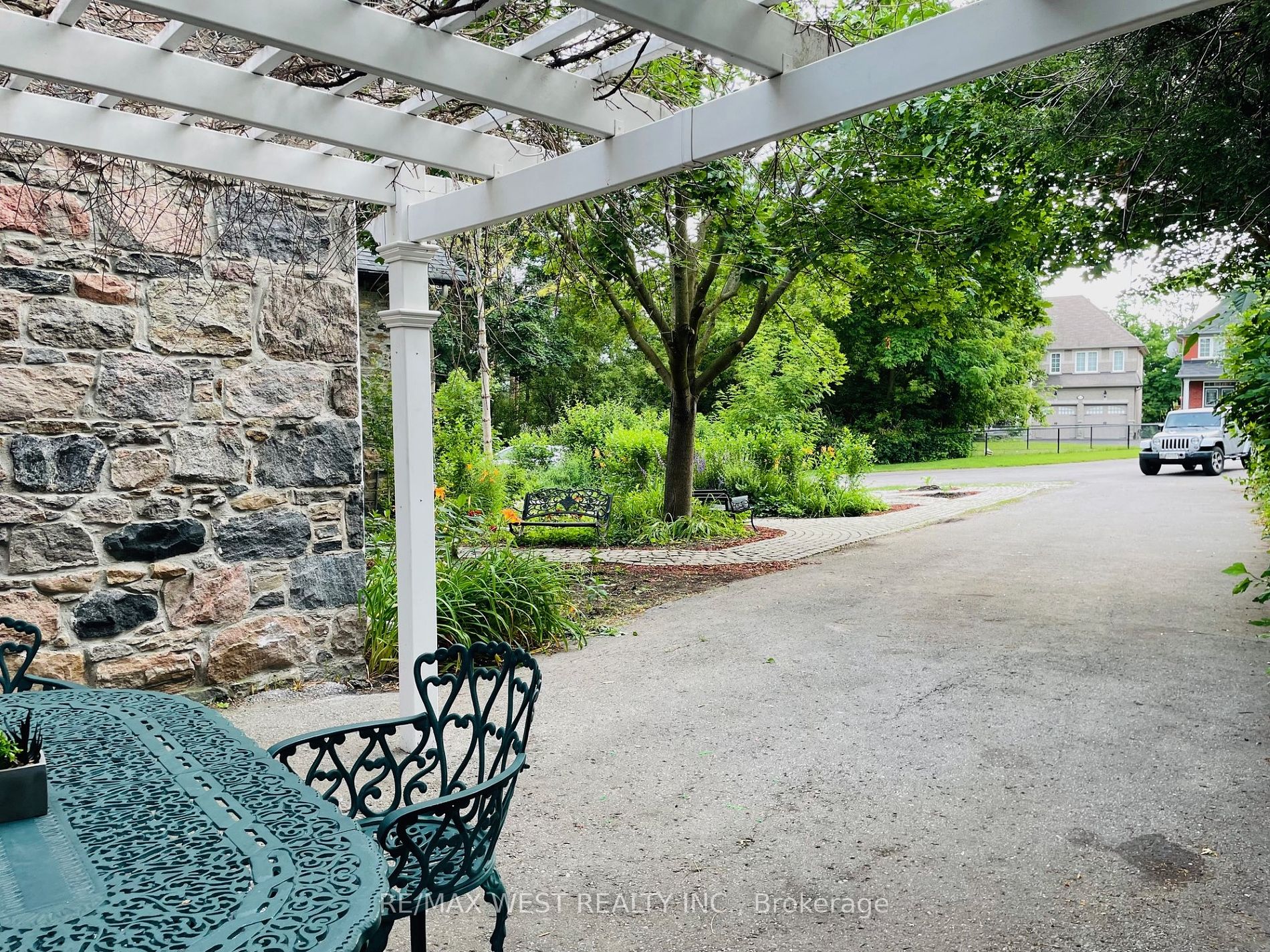 2319 Wildwood Cres